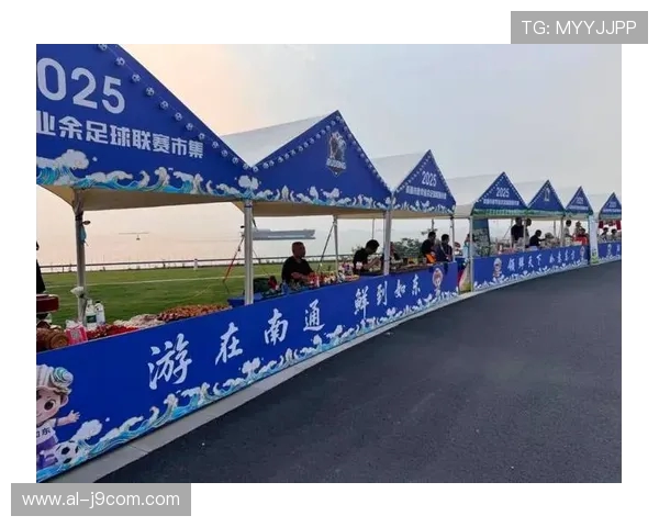 以足球文创水晶砖呈现赛场激情与城市文化之光魅力故事长卷绘梦景图