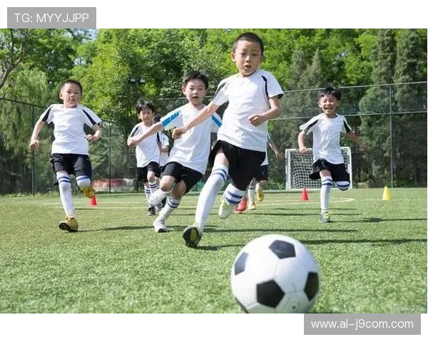 幼儿足球摆腿发力训练方法与技巧提升儿童运动能力的有效策略